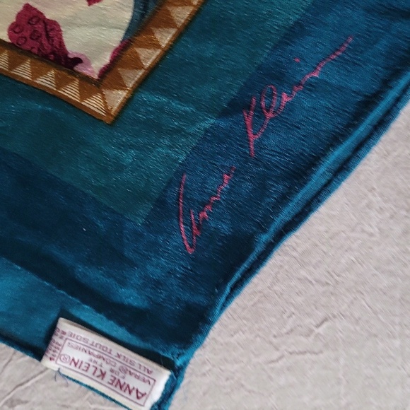 Floral and Patterned Scarves Set Five Pieces. - Picture 5 of 11